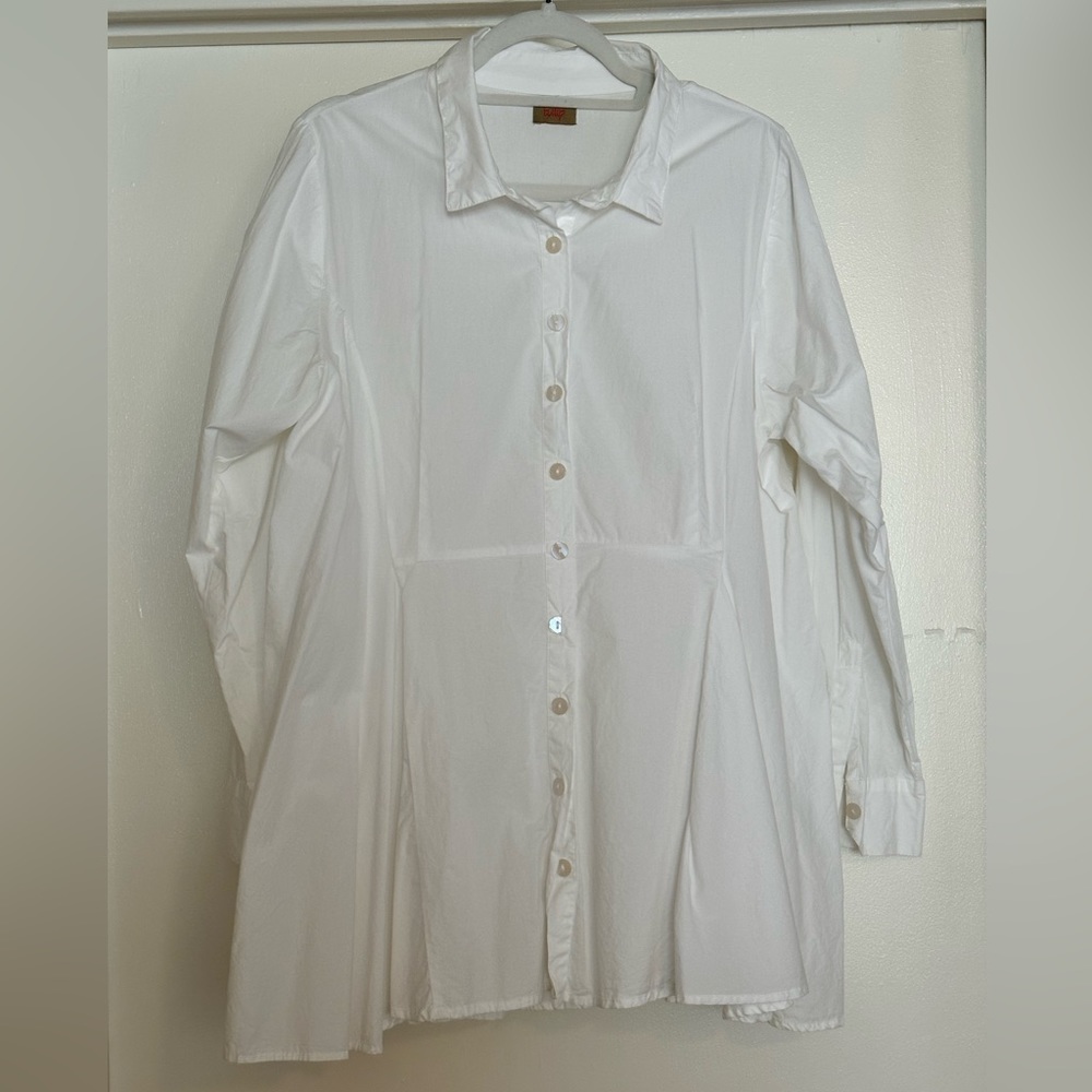 EUC 100% crisp white cotton percale button front, collared shirt by Tulip.